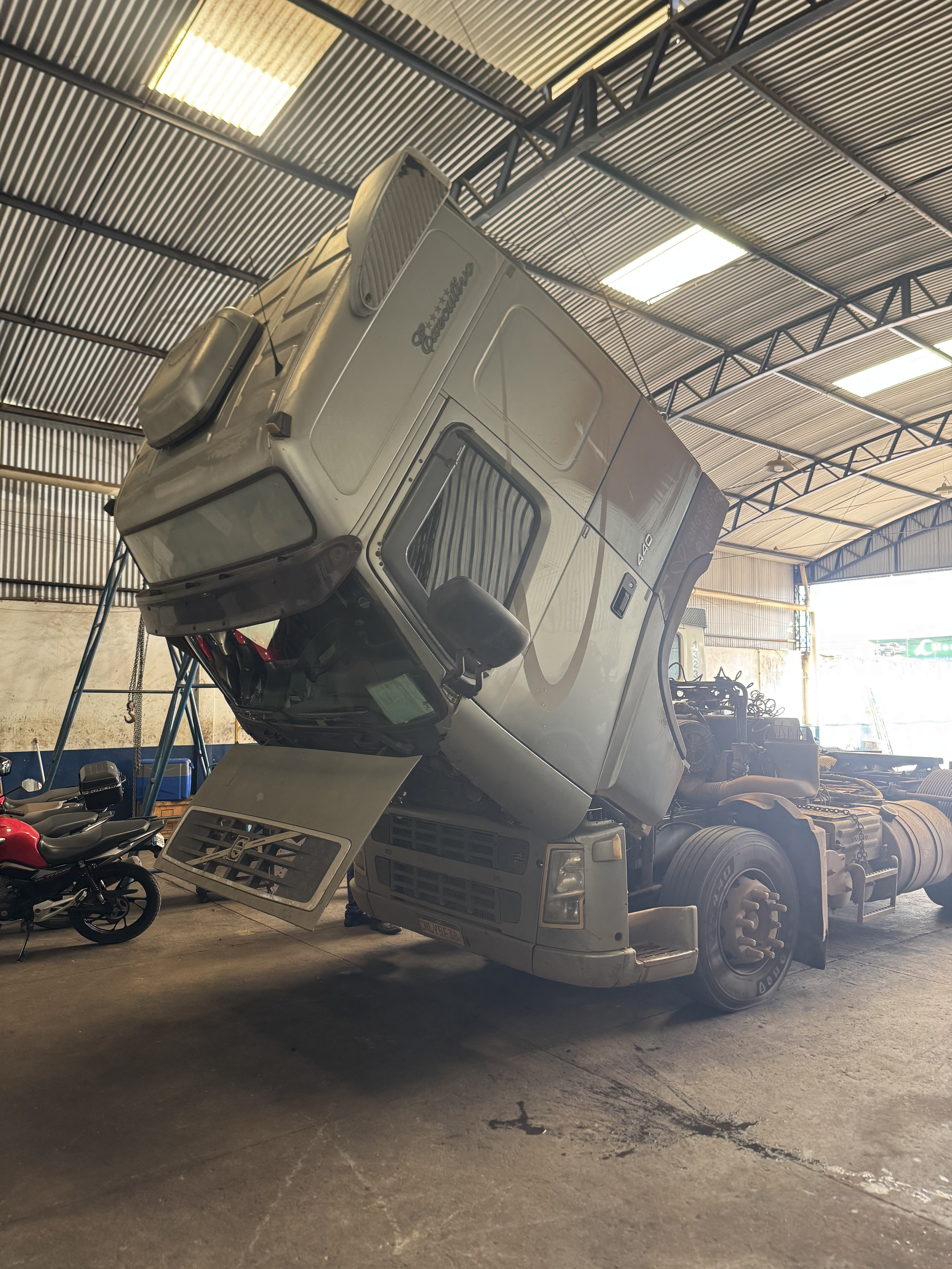 Caminhão Volvo com cabine levantada para manutenção