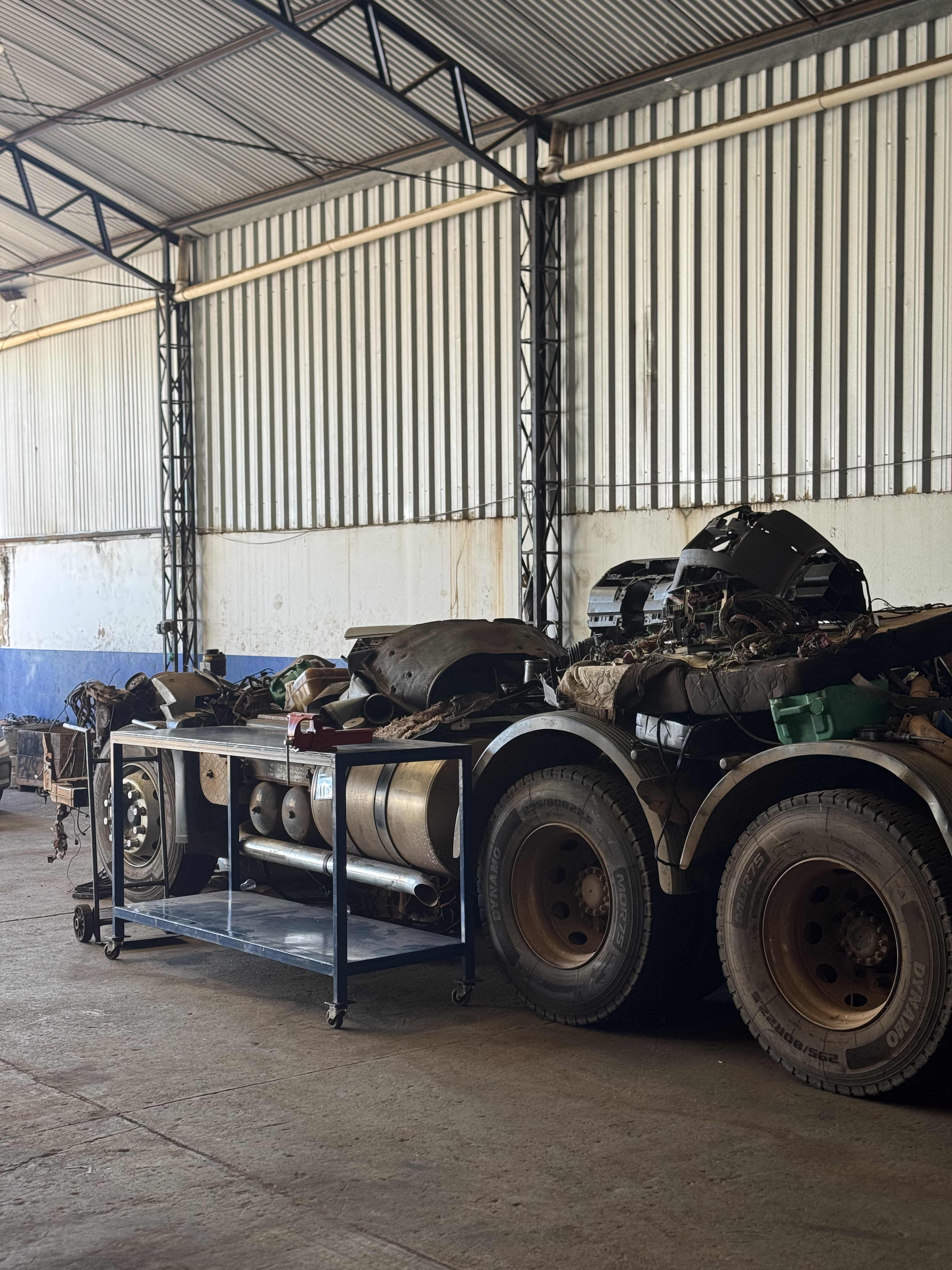 Caminhão Volvo em manutenção completa