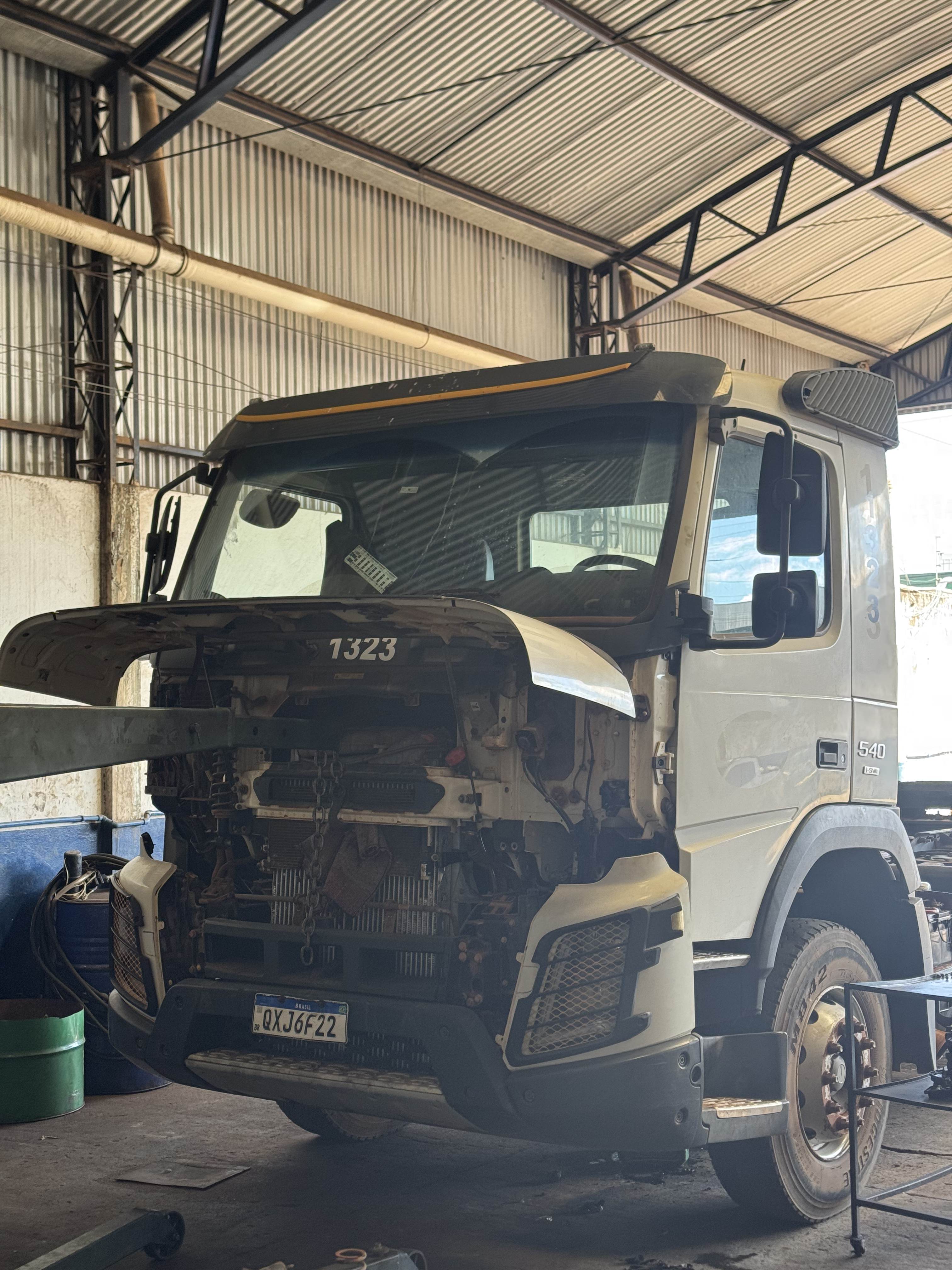 Caminhão Volvo em manutenção na Forte Auto Diesel