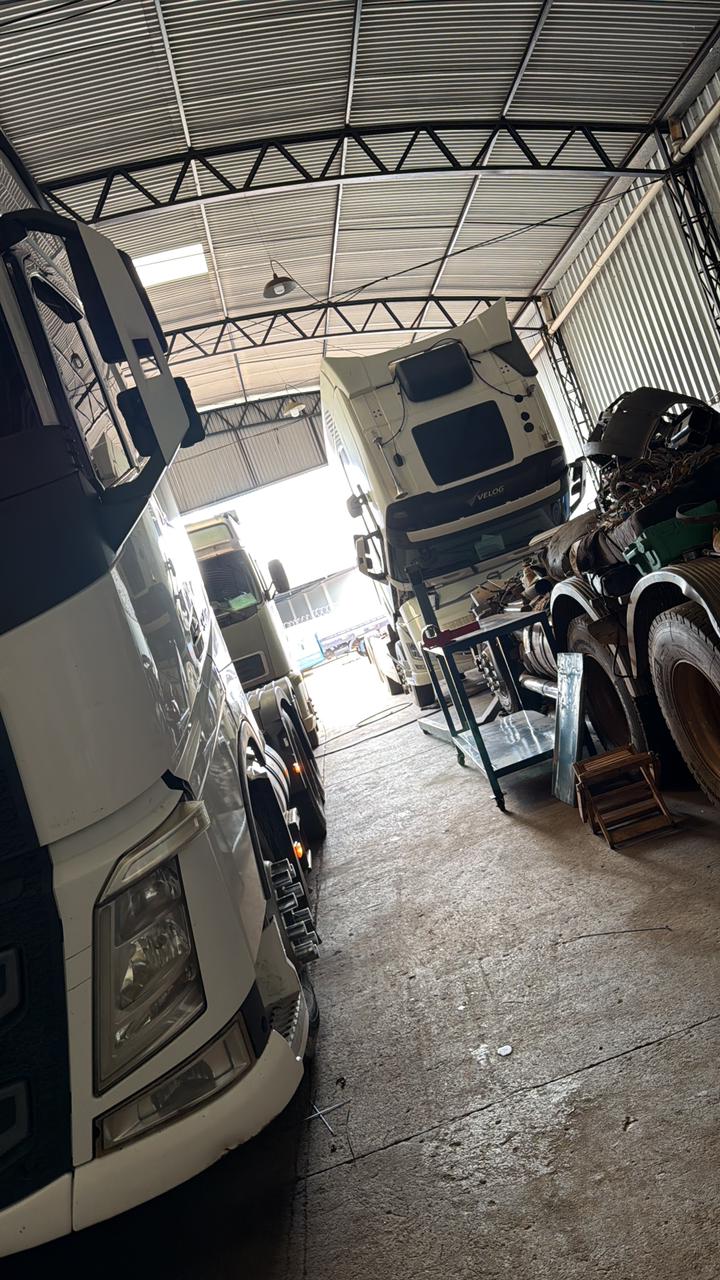 Caminhões Volvo dentro do galpão da oficina