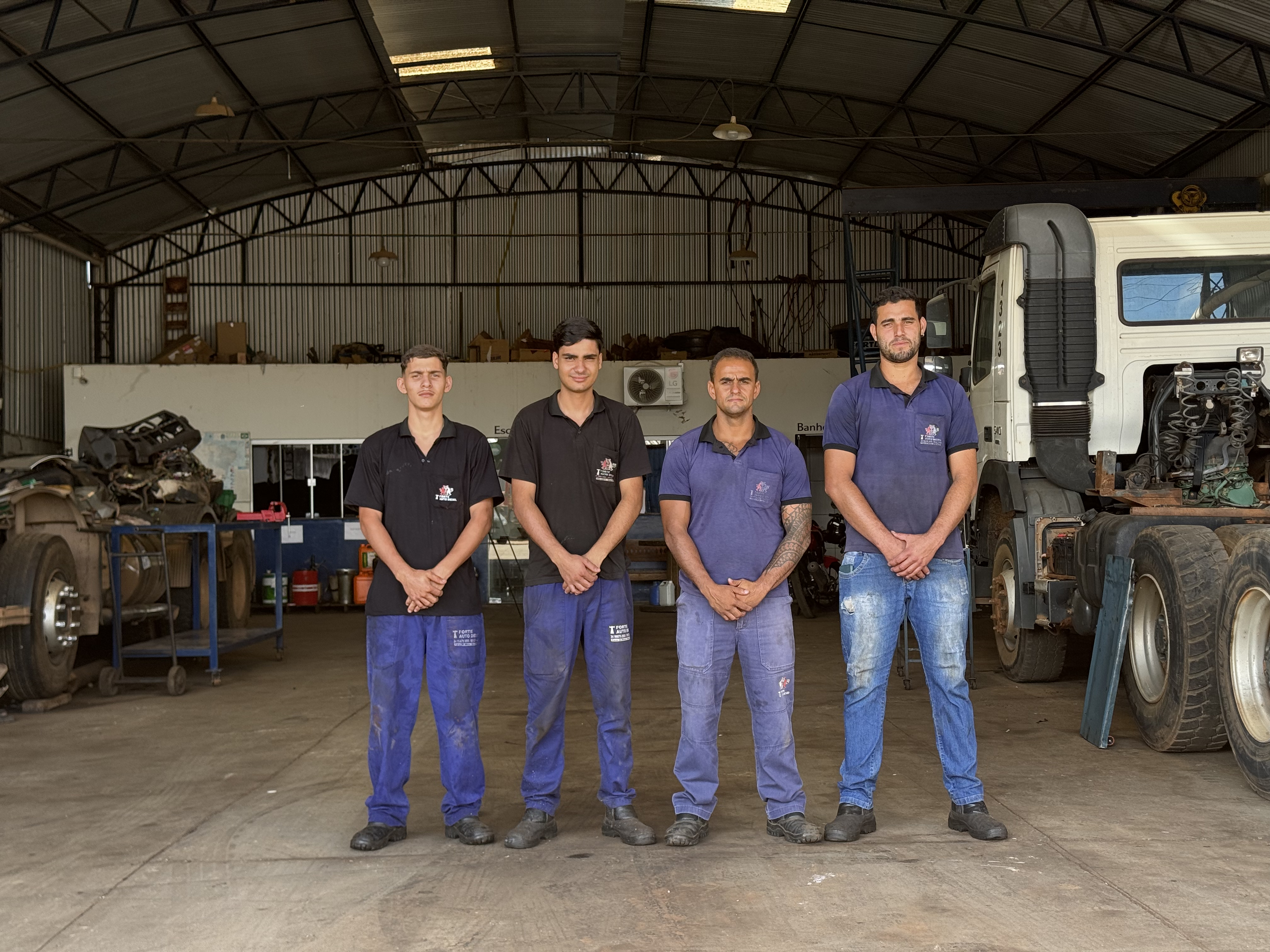 Equipe de mecânicos no galpão