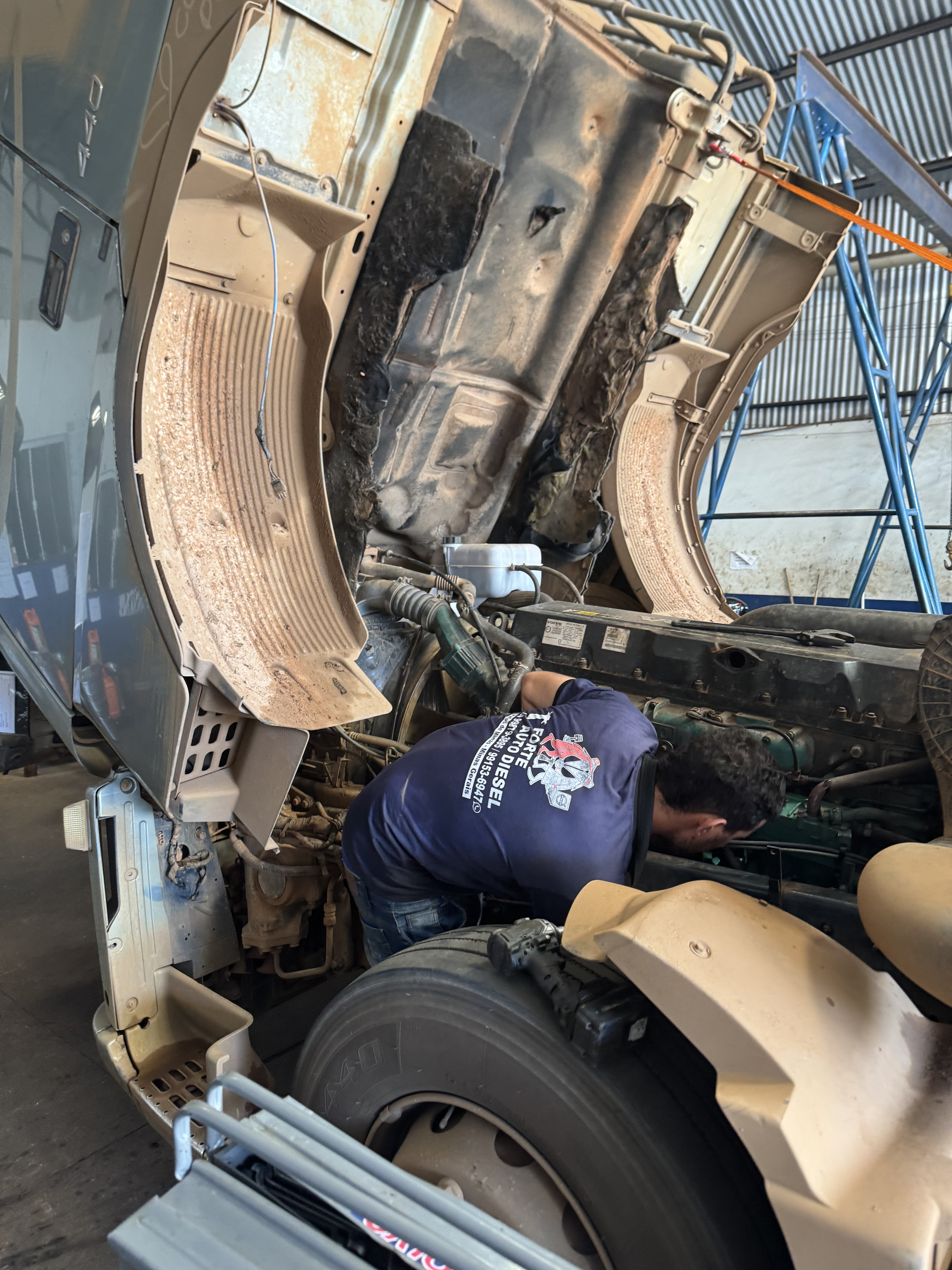 Mecânico trabalhando em motor de caminhão Volvo