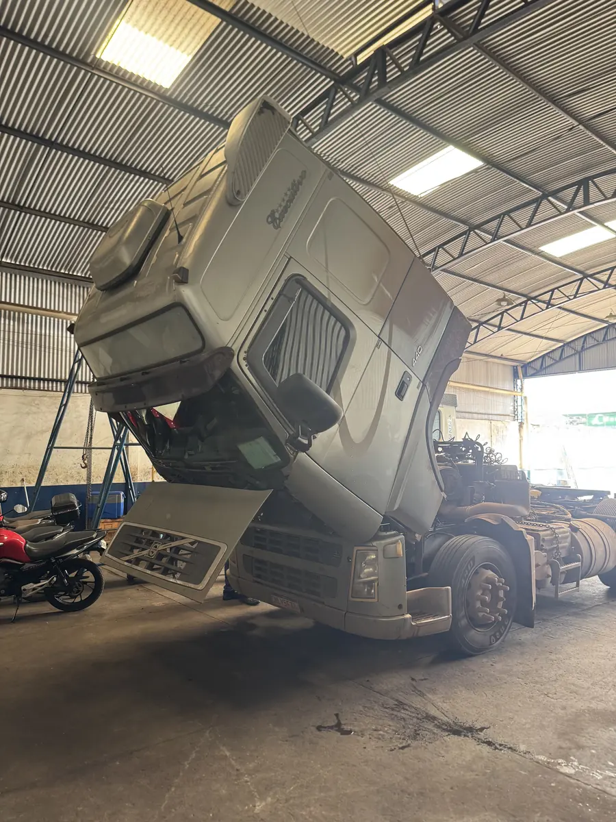 Caminhão Volvo com cabine levantada para manutenção